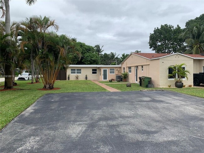 Building Photo - 707 NE 15th St Unit C