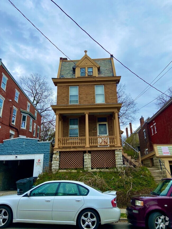 Building Photo - Spacious 5 bed/2 bath on Victor Mins. from... Rental