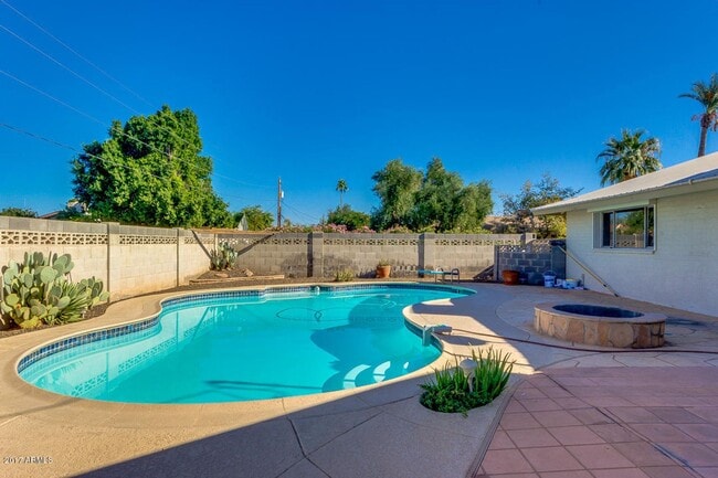 Building Photo - Best Neighborhood around ASU!  5 Bed 2 Bath with great yard
