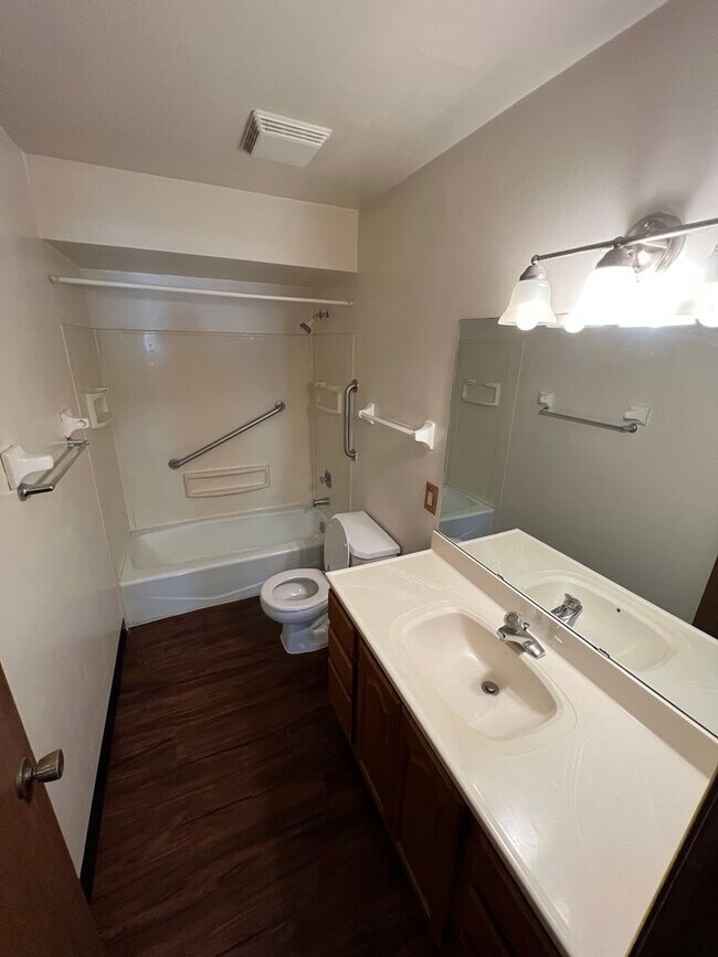 Photo - 3 bed/1.5 bath Duplex in Madison, WI Casa