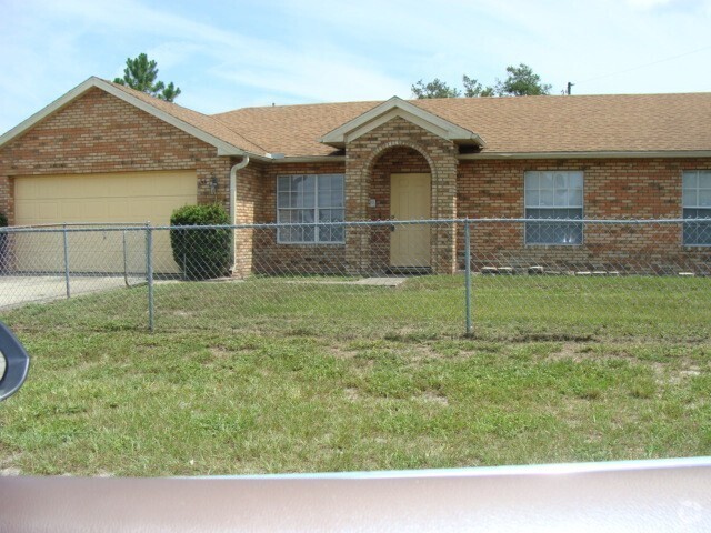 Building Photo - 3 Bed/2 bath 2 Car July 1 st Call Carole ... Rental