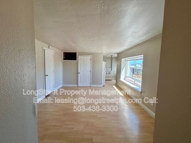 Photo - 772 SW Broadway Dr