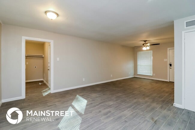 Photo - 1103 Johns Dr