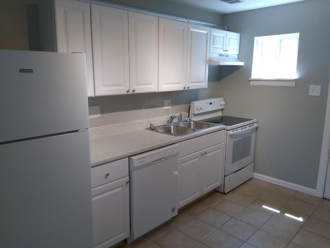Building Photo - 608 Alcazar St SE Rental