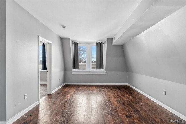 Photo - 2111 Seneca St