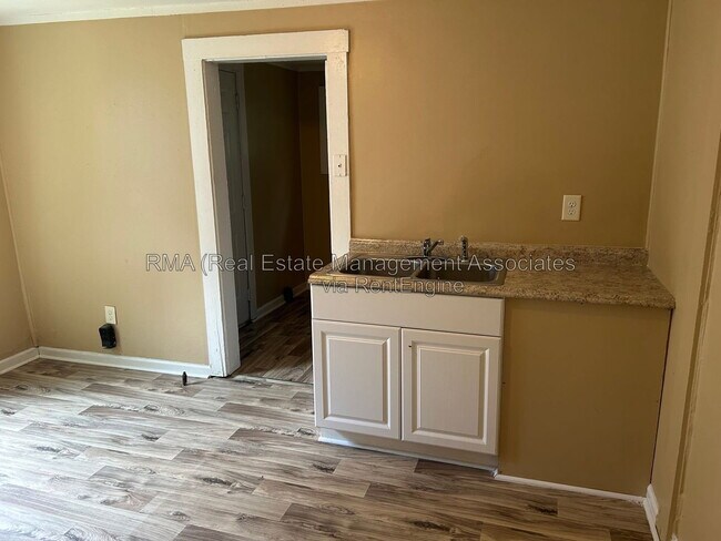 Photo - 840 Friedman St