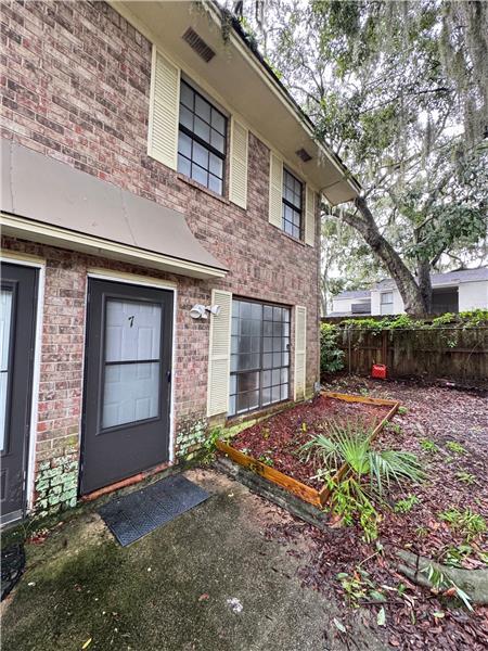 Building Photo - 2220 E Victory Dr Rental