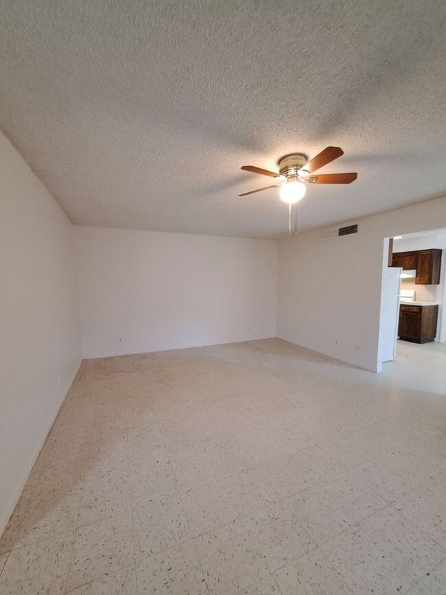 Photo - 4864 E University Ave Unidad B