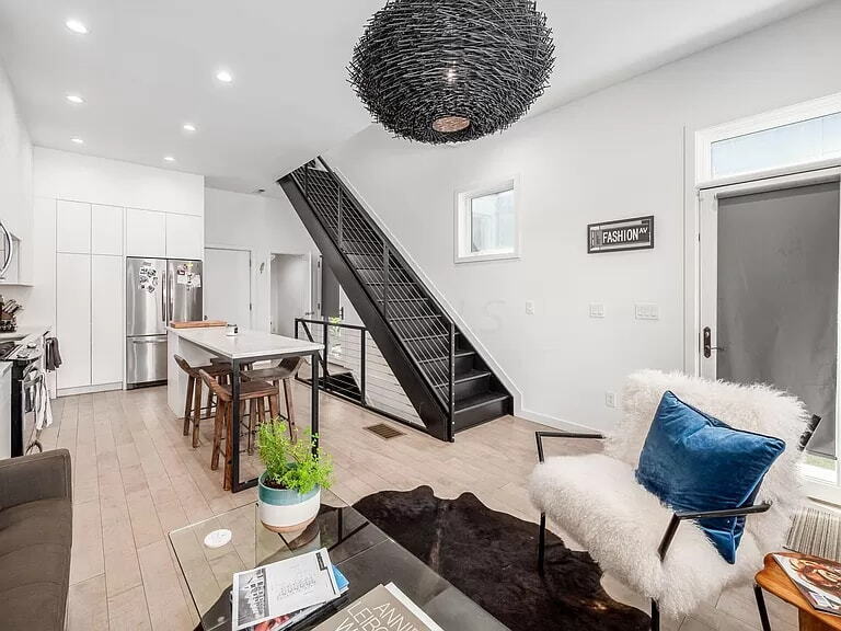 Photo - 986 Summit St