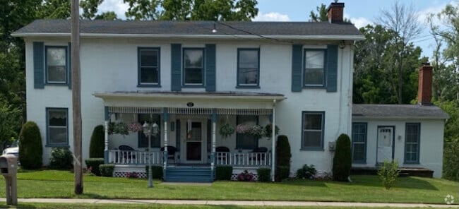 Building Photo - 8359 W Ridge Rd Unit Apt A