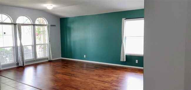 Photo - 309 Riverine Way