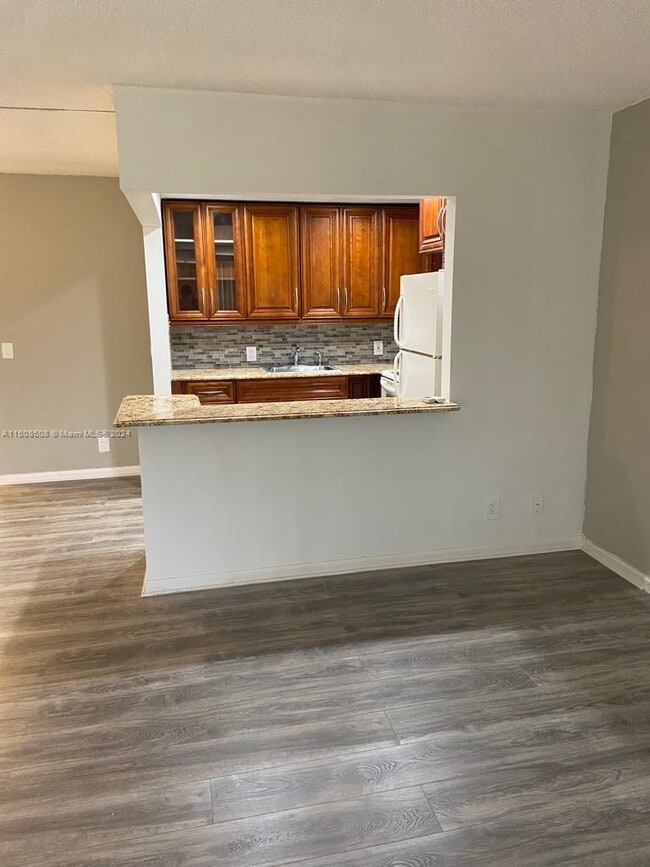 Photo - 398 Fanshaw J Unit #398