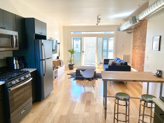 Building Photo - 1713 Locust St Unit 2