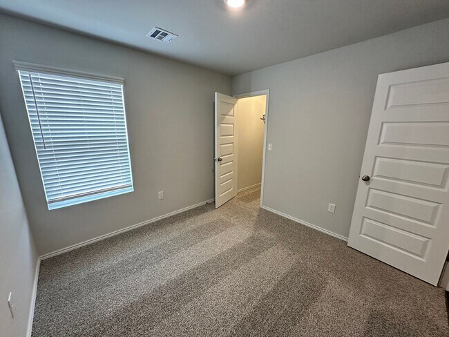 Photo - Move -in Special: Stunning 4-Bedroom, 2-Ba... Casa