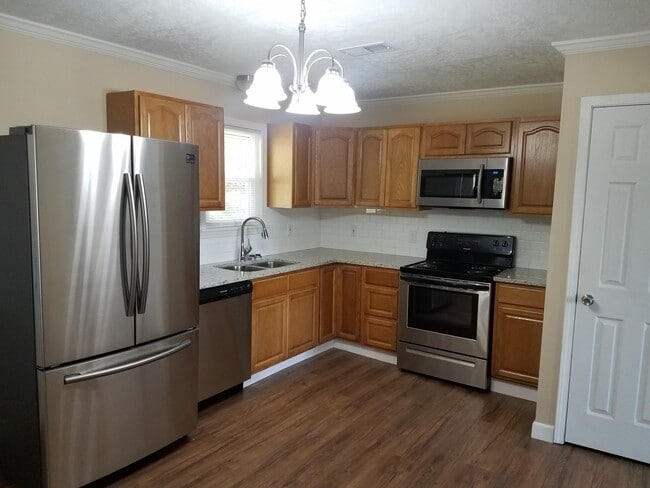 Kitchen - 157 Davis Ln