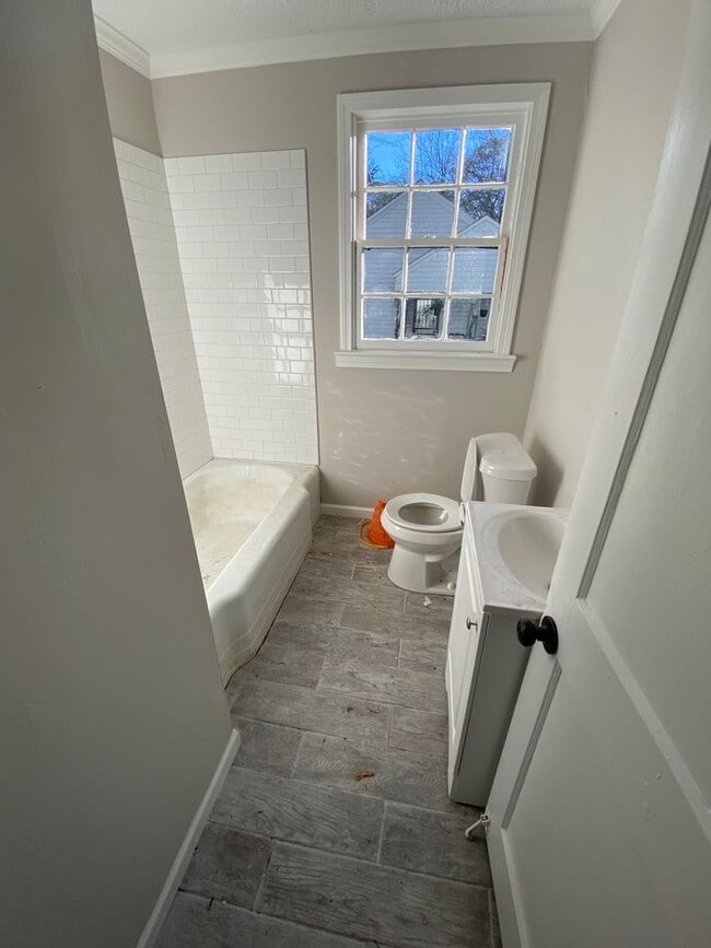 Newly Renovated 3 Bed / 2 Bath in Broadmoo... - Newly Renovated 3 Bed / 2 Bath in Broadmoo... House