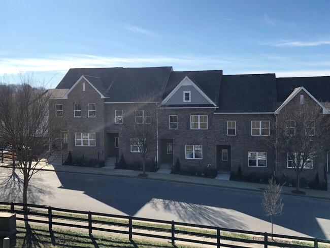 *30 Day Special* Beautiful Large Townhome - *30 Day Special* Beautiful Large Townhome