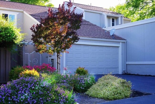 Virginia Hills-3 BR, 2.5 Bath Townhome wit... - Virginia Hills-3 BR, 2.5 Bath Townhome wit...