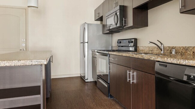 Cocina con electrodomésticos de acero inoxidable - Union at Carrollton Square