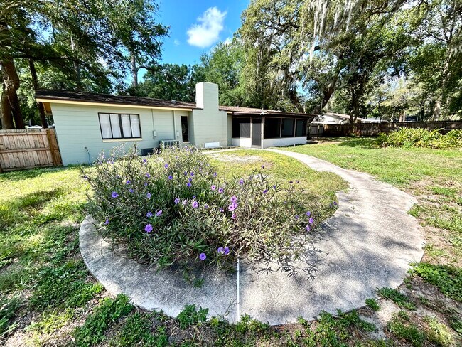 Photo - 487 Overstreet Ave