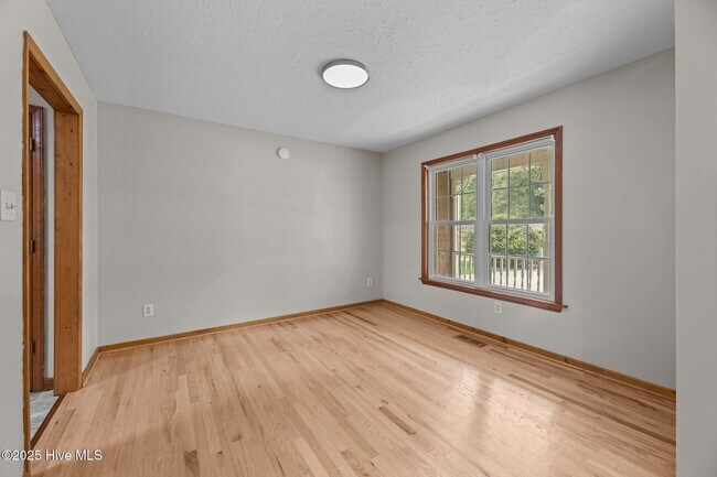 Photo - 506 River Rd
