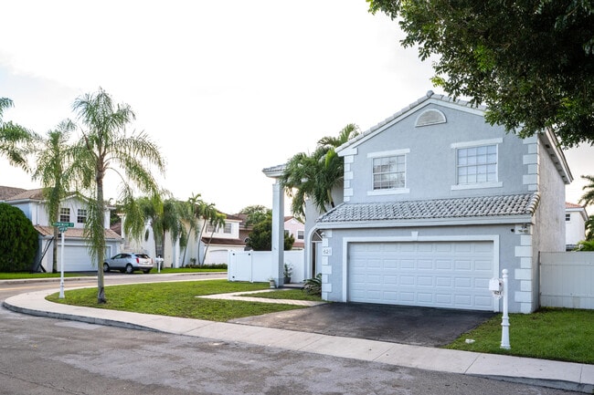 Building Photo - 621 Lakeshore Terrace