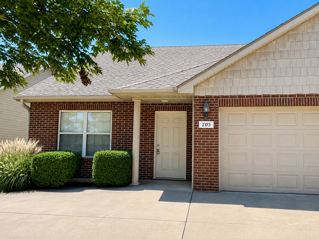 Building Photo - 707-707 Glenstone Dr Unit 705 Glenstone Drive