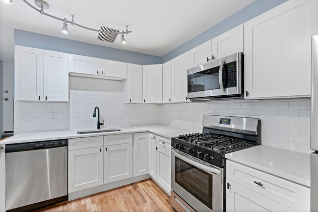 Building Photo - 2900 N Damen Ave Unit 1F