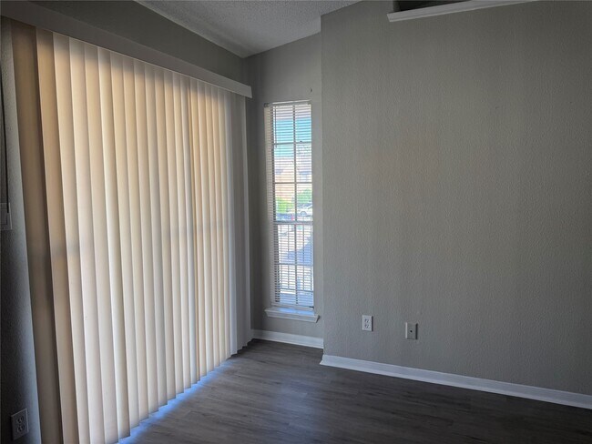 Photo - 2121 Hepburn St Unidad 616