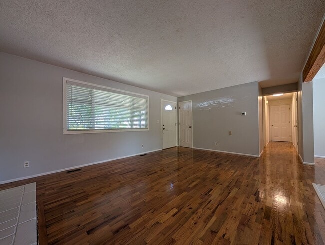 Photo - Beautiful 3 bedroom/2.5 bath home with fantastic yard!