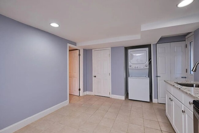 Photo - 144 Webster St NE Unit B