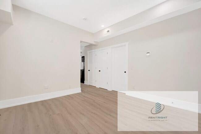 Photo - 944 N Damen Ave