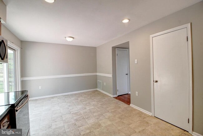 Photo - 101 S Oak Cliff Ct