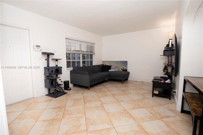 Building Photo - 111 SW 31st Ct Unit 1