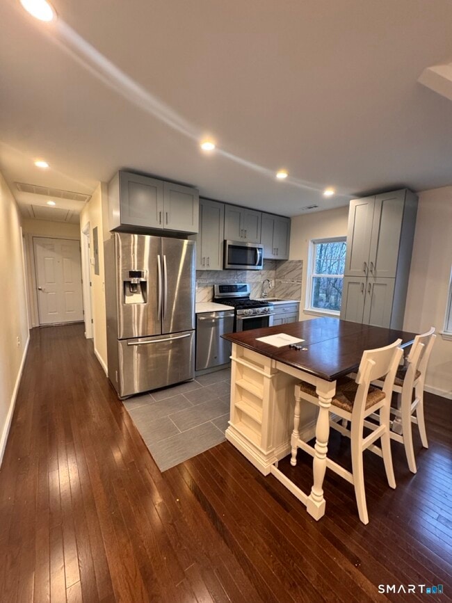 Building Photo - 18 Soundview Ave Unit 3