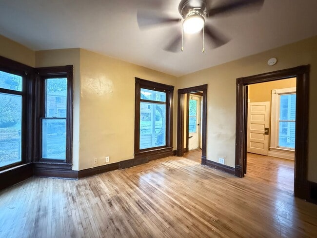 Building Photo - 133 Benton St Unit 133