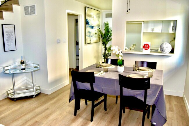 Photo - 417 W Almond St