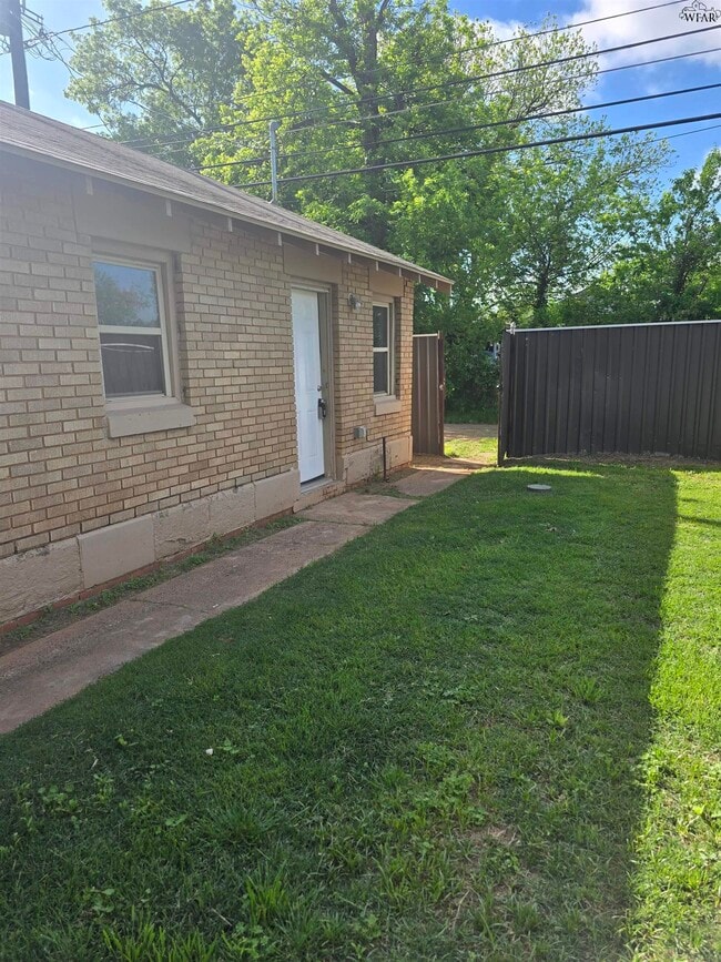 Building Photo - 1805 Lucile Ave