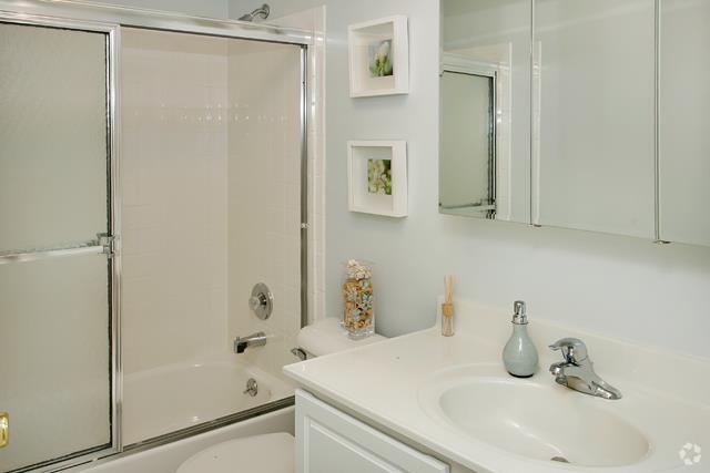 Baño - Town and Country Luxury Apartments