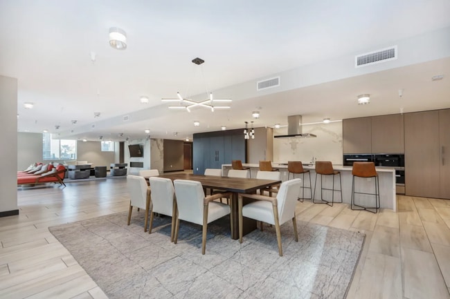 Photo - 188 W Saint James St Unidad 10819