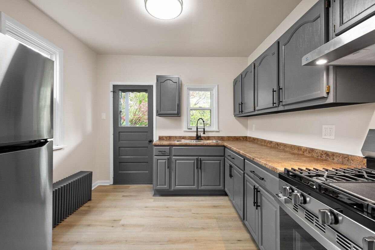 Stunning 2 Bedroom home in McKees Rocks Av... - Stunning 2 Bedroom home in McKees Rocks Av...