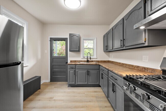 Building Photo - Stunning 2 Bedroom home in McKees Rocks Av...