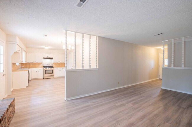 Photo - 4 Bed / 2 Bath in Broken Arrow!