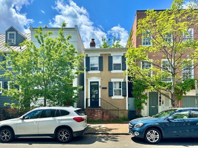 Building Photo - Glamorous Georgetown 2 Bedroom Historic Row Home with Patio