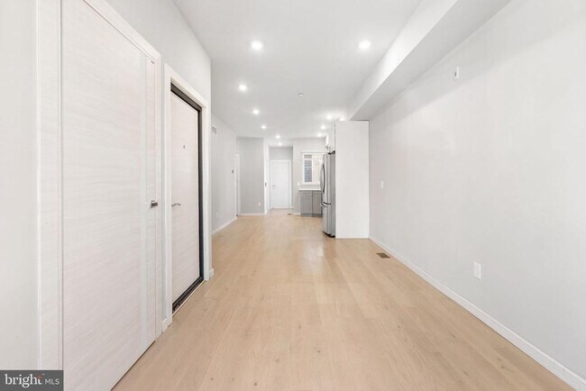 Photo - 2142 Master St