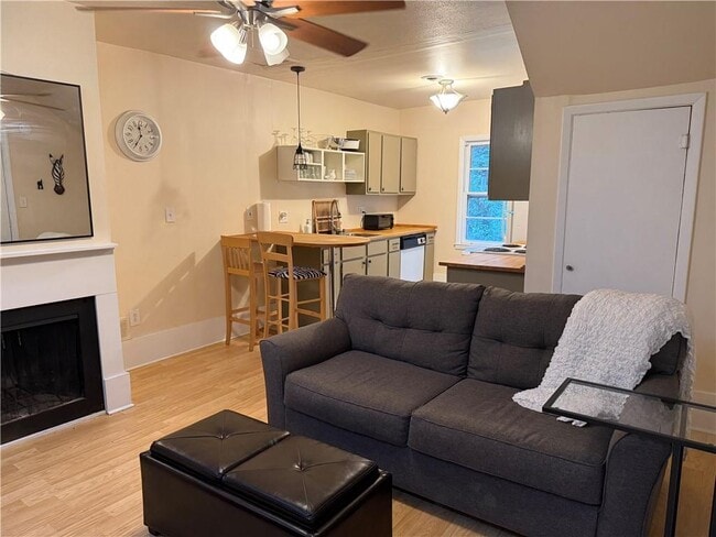 Photo - 2035 Lyle Ave Unidad A