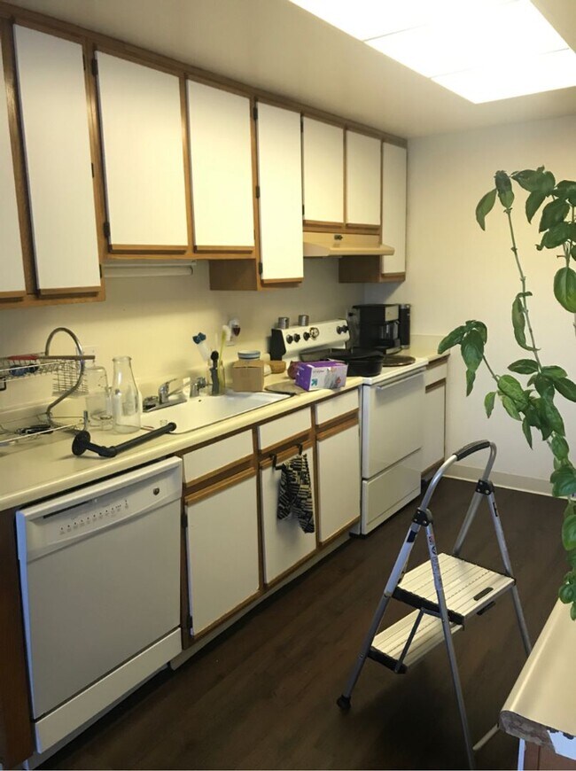 Photo - 2127-2129 E. 8th Street Unidad 2127