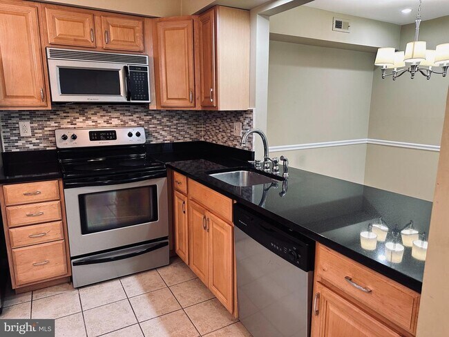 Photo - 328A Delancey Pl