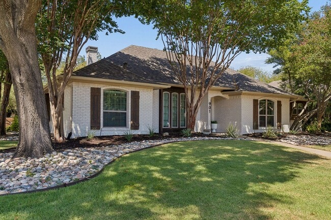 Photo - 901 Autumn Lake Dr