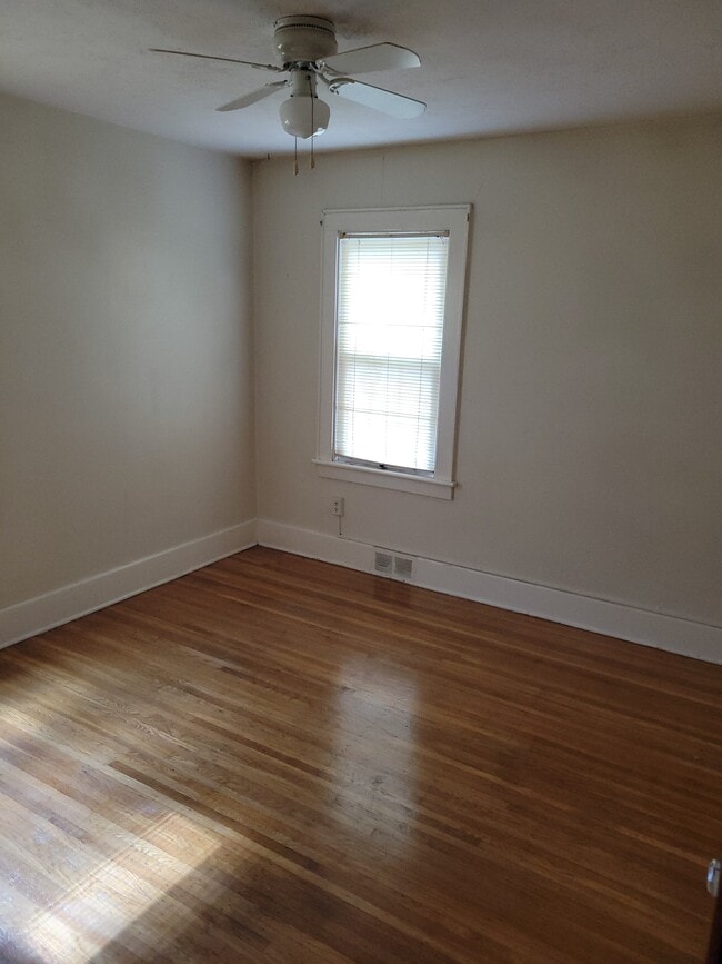 Dormitorio trasero - 469 Maplewood Ave Unidad 467 Maplewood Ave